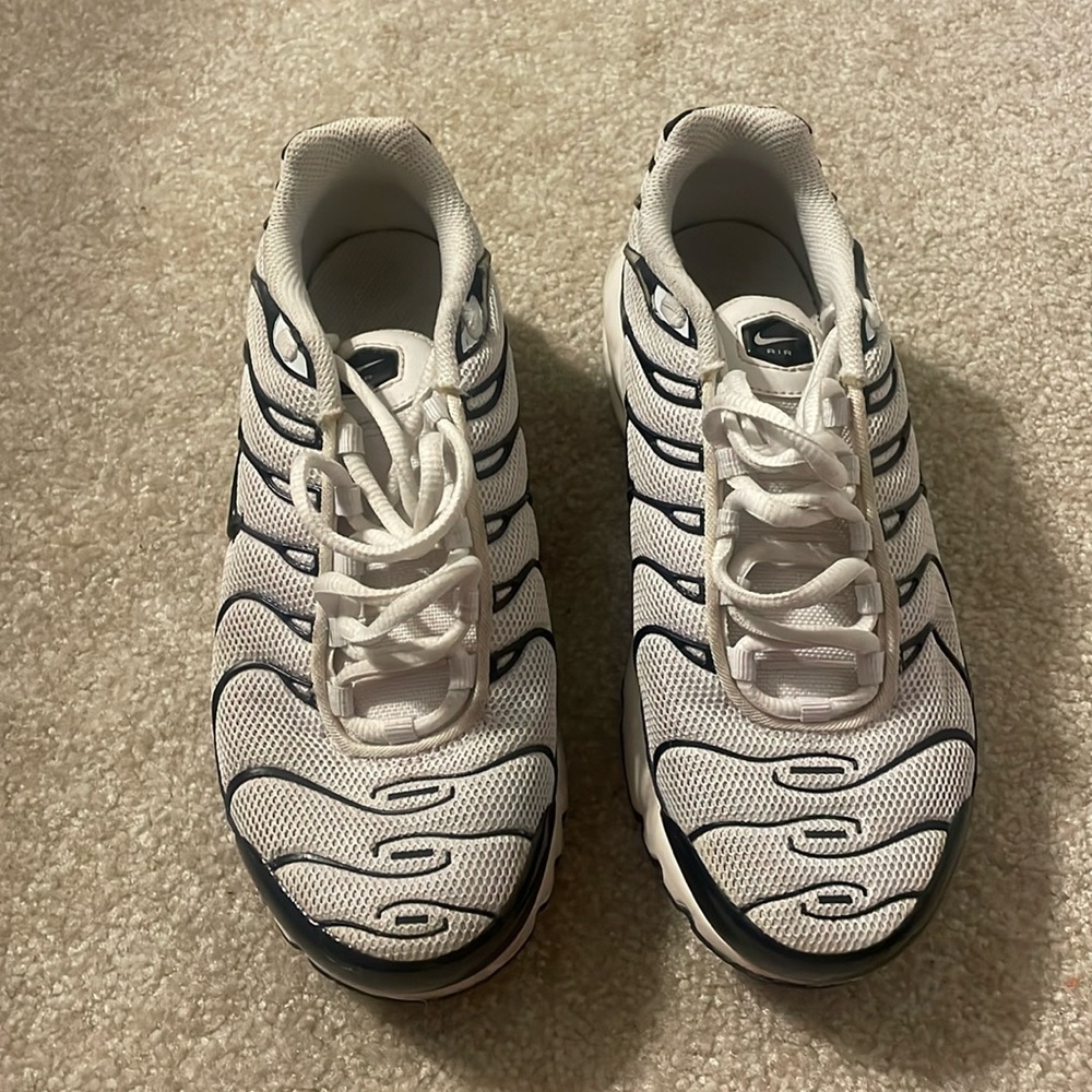 Black and white air max